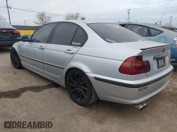 2003 BMW 3 Series 325i with VIN WBAAZ33403PH31680, listed as a IAAI auction lot 41726073 with 214,623 mi miles. Bid and sale history available at carsss.com. Image 3.
