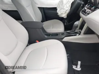 2025 Toyota Corolla Cross L z VIN 7MUAAABG5SV124532, wystawiony jako IAAI lot #42021771 z przebiegiem 7 mil mil oraz . Historia ofert i sprzedaży dostępna na DreamBid. Obrazek 5.