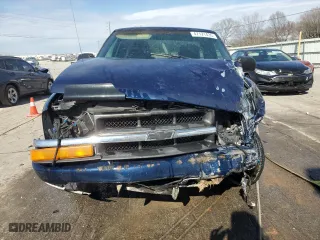 2001 Chevrolet S-10 LS with VIN 1GCCS19W618164778, listed as a Copart auction lot 47121435 with 309,850 mi miles and Salvage Title. Bid and sale history available at carsss.com. Image 5.