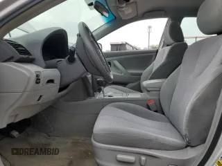 2010 Toyota Camry z VIN 4T1BF3EK0AU091358, wystawiony jako Copart lot #52010925 z przebiegiem 211 929 mil mil oraz Szkoda całkowita • Salvage title. Historia ofert i sprzedaży dostępna na DreamBid. Obrazek 7.