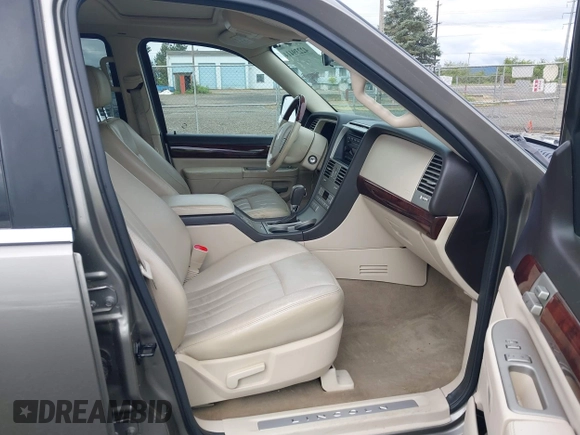 2003 Lincoln Aviator Premium z VIN 5LMEU78H93ZJ29120, wystawiony jako IAAI lot #42239414 z przebiegiem 196 479 mil mil oraz . Historia ofert i sprzedaży dostępna na DreamBid. Obrazek 5.