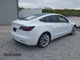 2019 Tesla Model 3 Mid Range z VIN 5YJ3E1EA5KF466517, wystawiony jako IAAI lot #40296116 z przebiegiem 66 509 mil mil oraz . Historia ofert i sprzedaży dostępna na DreamBid. Obrazek 4.
