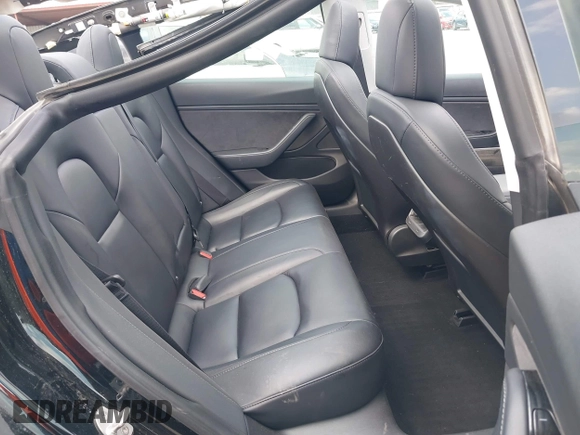 2018 Tesla Model 3 Long Range Battery z VIN 5YJ3E1EB3JF178812, wystawiony jako IAAI lot #42124838 z przebiegiem 124 229 mil mil oraz . Historia ofert i sprzedaży dostępna na DreamBid. Obrazek 8.