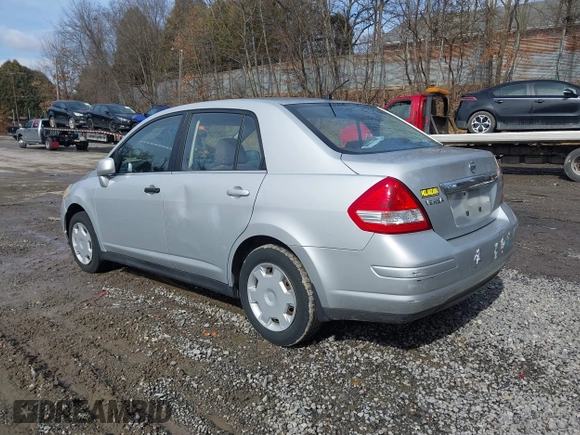 2008 Nissan Versa S z VIN 3N1BC11E78L371643, wystawiony jako IAAI lot #41698980 z przebiegiem 82 127 mil mil oraz . Historia ofert i sprzedaży dostępna na DreamBid. Obrazek 3.