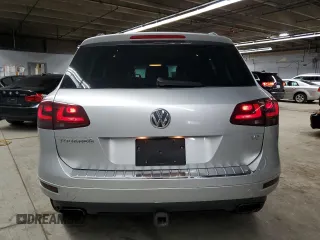 2012 Volkswagen Touareg Lux z VIN WVGEF9BP2CD010105, wystawiony jako Copart lot #52517015 z przebiegiem 74 279 mil mil oraz Szkoda całkowita • Salvage title. Historia ofert i sprzedaży dostępna na DreamBid. Obrazek 6.
