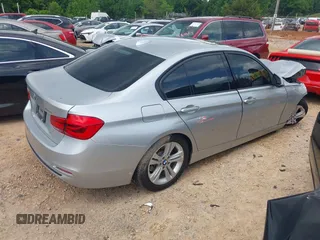 2016 BMW 3 Series 328i xDrive z VIN WBA8E3G55GNU04266, wystawiony jako IAAI lot #42236619 z przebiegiem Nie podano mil oraz . Historia ofert i sprzedaży dostępna na DreamBid. Obrazek 4.