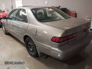 1999 Toyota Camry LE z VIN JT2BF28K7X0167855, wystawiony jako IAAI lot #41609230 z przebiegiem 242 398 mil mil oraz . Historia ofert i sprzedaży dostępna na DreamBid. Obrazek 3.