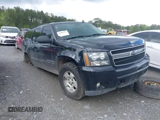 2007 Chevrolet Suburban LTZ z VIN 3GNFK163X7G219590, wystawiony jako IAAI lot #42002716 z przebiegiem 247 149 mil mil oraz . Historia ofert i sprzedaży dostępna na DreamBid. Obrazek 1.