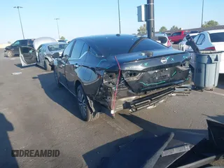 2024 Nissan Altima SV z VIN 1N4BL4DV9RN425445, wystawiony jako IAAI lot #42141167 z przebiegiem 15 730 mil mil oraz . Historia ofert i sprzedaży dostępna na DreamBid. Obrazek 3.
