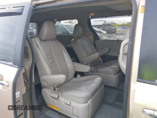2012 Toyota Sienna XLE z VIN 5TDDK3DCXCS047040, wystawiony jako IAAI lot #41494904 z przebiegiem 117 696 mil mil oraz . Historia ofert i sprzedaży dostępna na DreamBid. Obrazek 8.