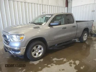 2020 Ram 1500 Tradesman z VIN 1C6RRFCGXLN262941, wystawiony jako Copart lot #55773605 z przebiegiem 135 541 mil mil oraz Szkoda całkowita • Salvage title. Historia ofert i sprzedaży dostępna na DreamBid. Obrazek 1.