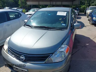 2011 Nissan Versa S z VIN 3N1BC1CP8BL402386, wystawiony jako IAAI lot #42389550 z przebiegiem 159 600 mil mil oraz . Historia ofert i sprzedaży dostępna na DreamBid. Obrazek 6.