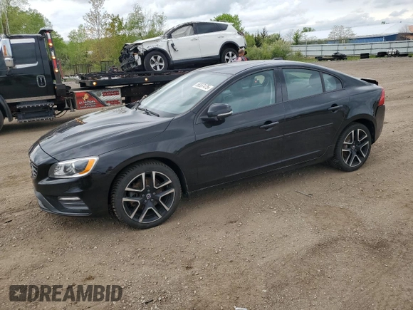 2018 Volvo S60 Dynamic z VIN YV126MFL8J2456490, wystawiony jako Copart lot #56557475 z przebiegiem 70 224 mil mil oraz Szkoda całkowita • Salvage title. Historia ofert i sprzedaży dostępna na DreamBid. Obrazek 1.