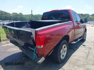 2006 Nissan Titan SE z VIN 1N6BA06B76N526911, wystawiony jako IAAI lot #42568371 z przebiegiem 215 140 mil mil oraz . Historia ofert i sprzedaży dostępna na DreamBid. Obrazek 4.