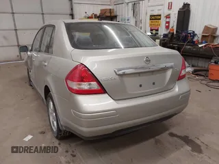 2008 Nissan Versa S z VIN 3N1BC11EX8L360197, wystawiony jako IAAI lot #41382985 z przebiegiem 79 656 mil mil oraz . Historia ofert i sprzedaży dostępna na DreamBid. Obrazek 3.