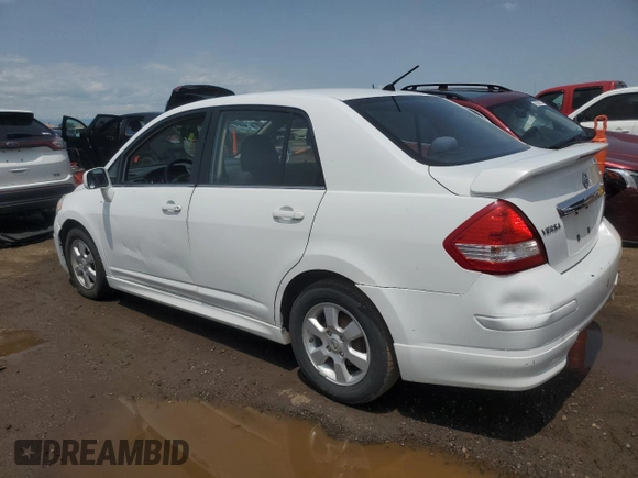 2008 Nissan Versa S z VIN 3N1BC11E18L395470, wystawiony jako Copart lot #58639875 z przebiegiem 194 493 mil mil oraz Czysty tytuł • Clean title. Historia ofert i sprzedaży dostępna na DreamBid. Obrazek 2.