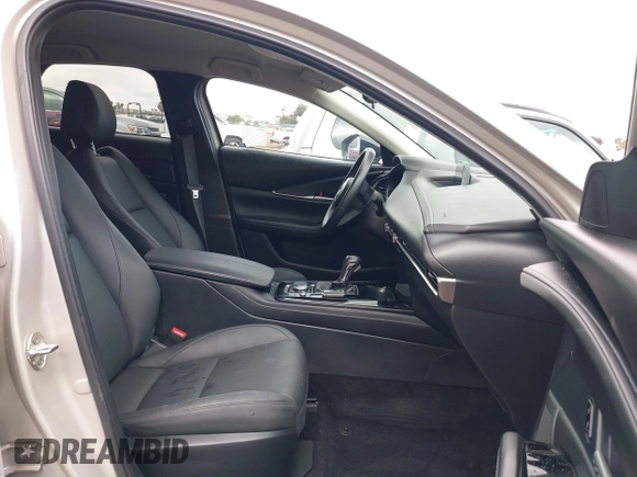 2024 Mazda CX-30 S Select Sport z VIN 3MVDMBBM3RM664352, wystawiony jako IAAI lot #42190340 z przebiegiem 10 068 mil mil oraz . Historia ofert i sprzedaży dostępna na DreamBid. Obrazek 5.