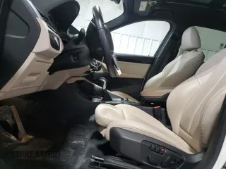 2018 BMW X1 xDrive28i z VIN WBXHT3C31J3H33391, wystawiony jako Copart lot #47849675 z przebiegiem 73 108 mil mil oraz Szkody całkowita. Historia ofert i sprzedaży dostępna na DreamBid. Obrazek 7.