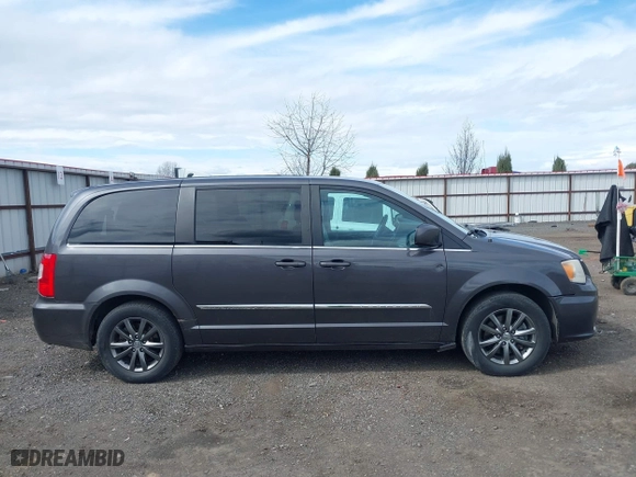 2015 Chrysler Town & Country S with VIN 2C4RC1HG4FR731468, listed as a IAAI auction lot 41902974 with 132,784 mi miles. Bid and sale history available at carsss.com. Image 13.