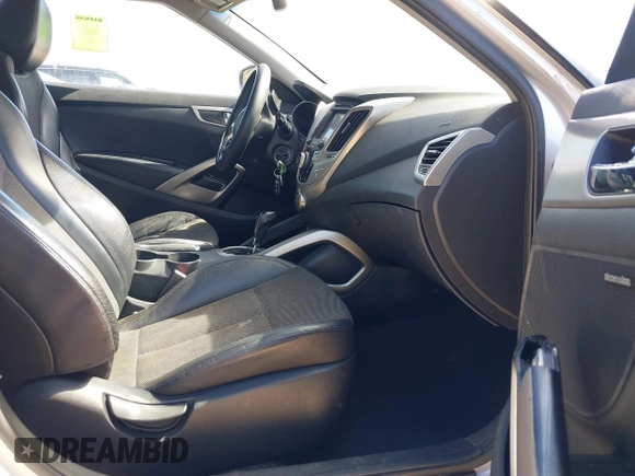 2013 Hyundai Veloster w/Black Int z VIN KMHTC6AD3DU092305, wystawiony jako IAAI lot #41721717 z przebiegiem 158 534 mil mil oraz . Historia ofert i sprzedaży dostępna na DreamBid. Obrazek 5.