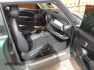 2013 MINI Hardtop z VIN WMWSU3C52DT690373, wystawiony jako IAAI lot #41777229 z przebiegiem 125 190 mil mil oraz . Historia ofert i sprzedaży dostępna na DreamBid. Obrazek 5.