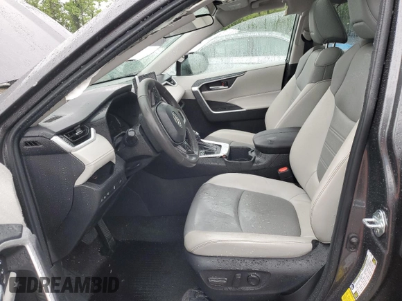 2023 Toyota RAV4 XLE Premium z VIN 2T3A1RFVXPC389584, wystawiony jako Copart lot #56968825 z przebiegiem 15 098 mil mil oraz Szkoda całkowita • Salvage title. Historia ofert i sprzedaży dostępna na DreamBid. Obrazek 7.