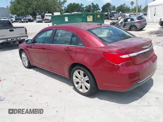 2013 Chrysler 200 LX z VIN 1C3CCBAB6DN762200, wystawiony jako IAAI lot #42458021 z przebiegiem 143 241 mil mil oraz . Historia ofert i sprzedaży dostępna na DreamBid. Obrazek 3.