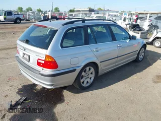 2003 BMW 3 Series 325xi with VIN WBAEP334X3PF03113, listed as a IAAI auction lot 42076463 with 220,723 mi miles. Bid and sale history available at carsss.com. Image 4.