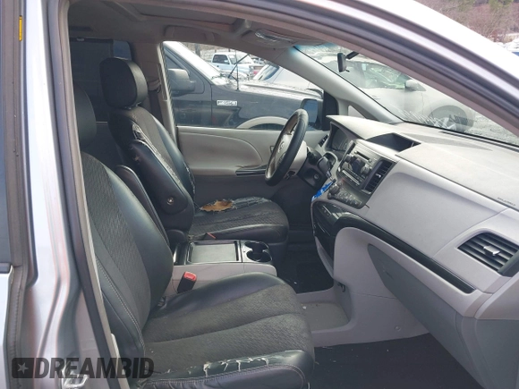 2011 Toyota Sienna SE with VIN 5TDXK3DC3BS049935, listed as a IAAI auction lot 41539665 with 269,130 mi miles. Bid and sale history available at carsss.com. Image 5.