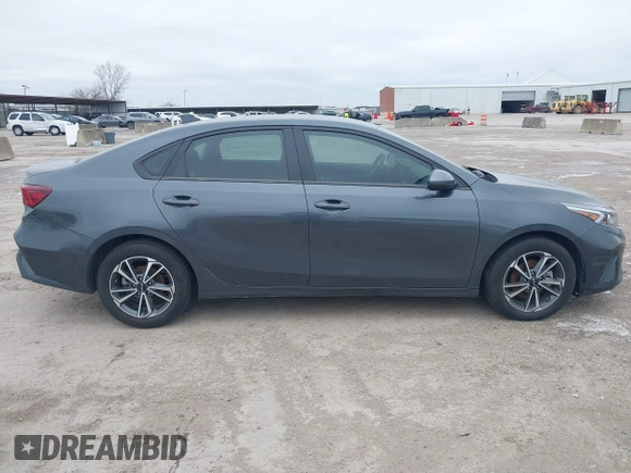 2022 Kia Forte LXS z VIN 3KPF24AD6NE440364, wystawiony jako IAAI lot #41581237 z przebiegiem 52 553 mil mil oraz . Historia ofert i sprzedaży dostępna na DreamBid. Obrazek 13.