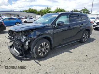 2022 Toyota Highlander XLE z VIN 5TDHZRBH0NS202972, wystawiony jako Copart lot #56211025 z przebiegiem 29 021 mil mil oraz Szkoda całkowita • Salvage title. Historia ofert i sprzedaży dostępna na DreamBid. Obrazek 1.