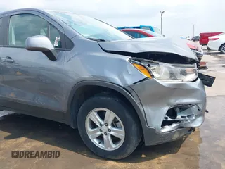 2020 Chevrolet Trax LS z VIN 3GNCJNSB4LL195895, wystawiony jako IAAI lot #42121618 z przebiegiem 54 016 mil mil oraz . Historia ofert i sprzedaży dostępna na DreamBid. Obrazek 17.