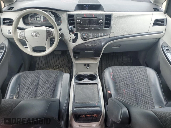 2012 Toyota Sienna SE z VIN 5TDXK3DC4CS200976, wystawiony jako Copart lot #60603595 z przebiegiem 264 300 mil mil oraz Czysty tytuł • Clean title. Historia ofert i sprzedaży dostępna na DreamBid. Obrazek 8.