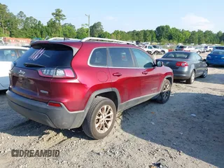 2019 Jeep Cherokee Latitude z VIN 1C4PJLCB9KD325901, wystawiony jako IAAI lot #42234702 z przebiegiem 212 784 mil mil oraz . Historia ofert i sprzedaży dostępna na DreamBid. Obrazek 4.