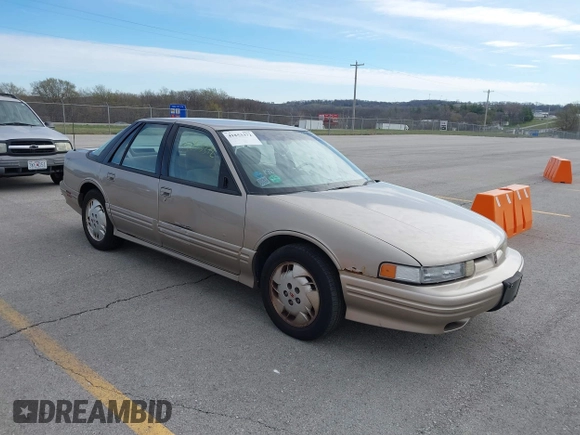1997 Oldsmobile Cutlass Supreme S z VIN 1G3WH52M4VF303898, wystawiony jako IAAI lot #41853372 z przebiegiem 125 239 mil mil oraz . Historia ofert i sprzedaży dostępna na DreamBid. Obrazek 1.