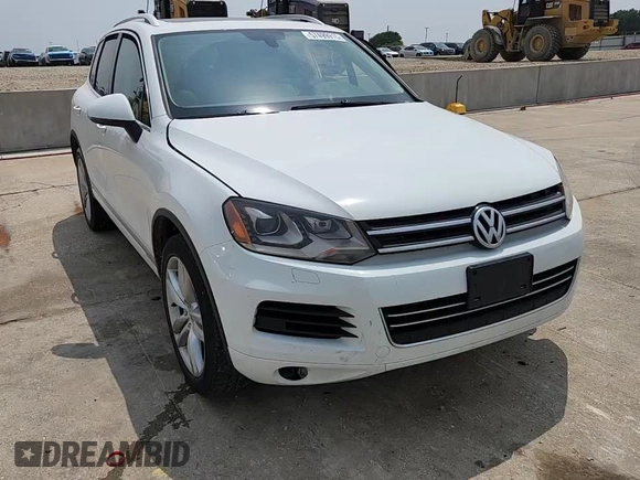 2013 Volkswagen Touareg Exec z VIN WVGEF9BP3DD012463, wystawiony jako Copart lot #57499915 z przebiegiem 104 981 mil mil oraz Szkody całkowita. Historia ofert i sprzedaży dostępna na DreamBid. Obrazek 14.
