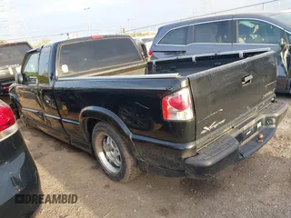 2002 Chevrolet S-10 LS with VIN 1GCCS19W028104982, listed as a IAAI auction lot 42017925 with 114,564 mi miles. Bid and sale history available at carsss.com. Image 3.