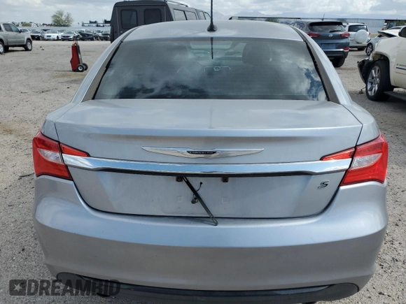 2014 Chrysler 200 Touring z VIN 1C3CCBBGXEN150223, wystawiony jako Copart lot #55494215 z przebiegiem 178 750 mil mil oraz Szkody całkowita. Historia ofert i sprzedaży dostępna na DreamBid. Obrazek 6.