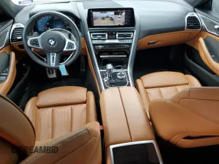 2023 BMW 8 Series M850i z VIN WBAGV8C01PCK29190, wystawiony jako Copart lot #47189205 z przebiegiem 32 691 mil mil oraz Szkoda całkowita • Salvage title. Historia ofert i sprzedaży dostępna na DreamBid. Obrazek 8.