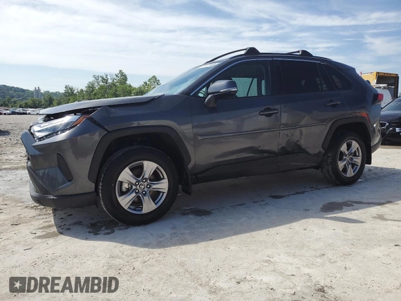 2022 Toyota RAV4 XLE z VIN 2T3P1RFV2NC277952, wystawiony jako Copart lot #61972445 z przebiegiem 46 798 mil mil oraz Szkoda całkowita • Salvage title. Historia ofert i sprzedaży dostępna na DreamBid. Obrazek 1.