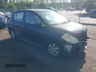 2007 Nissan Versa SL z VIN 3N1BC13E77L365000, wystawiony jako IAAI lot #42465176 z przebiegiem 122 130 mil mil oraz . Historia ofert i sprzedaży dostępna na DreamBid. Obrazek 1.