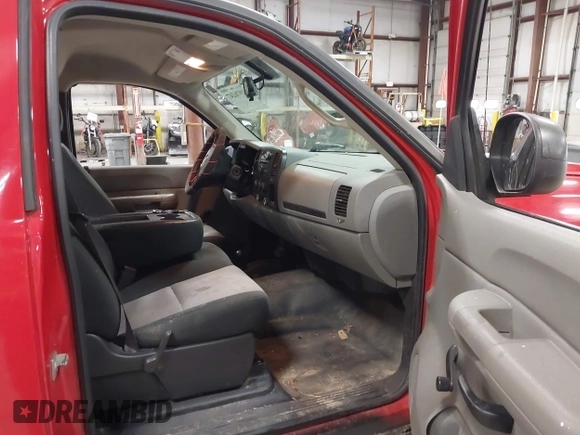 2008 Chevrolet Silverado 1500 1LT with VIN 1GCEK14008E131895, listed as a IAAI auction lot 41976247 with 178,669 mi miles and . Bid and sale history available at DreamBid. Image 5.