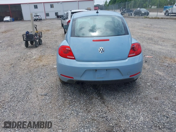 2015 Volkswagen Beetle Fleet Edition z VIN 3VWF17AT5FM611508, wystawiony jako IAAI lot #42441498 z przebiegiem 98 536 mil mil oraz . Historia ofert i sprzedaży dostępna na DreamBid. Obrazek 16.