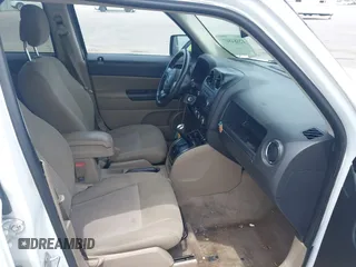 2016 Jeep Patriot High Altitude z VIN 1C4NJPFA0GD795999, wystawiony jako IAAI lot #42684807 z przebiegiem 152 845 mil mil oraz . Historia ofert i sprzedaży dostępna na DreamBid. Obrazek 5.