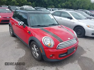 2011 MINI Hardtop z VIN WMWSU3C59BT097994, wystawiony jako IAAI lot #42361216 z przebiegiem 138 074 mil mil oraz . Historia ofert i sprzedaży dostępna na DreamBid. Obrazek 1.