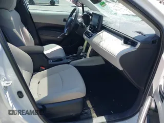 2022 Toyota Corolla Cross LE z VIN 7MUBAAAG5NV028801, wystawiony jako IAAI lot #42144175 z przebiegiem 22 715 mil mil oraz . Historia ofert i sprzedaży dostępna na DreamBid. Obrazek 5.