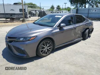 2022 Toyota Camry SE z VIN 4T1T11AKXNU626554, wystawiony jako Copart lot #58643315 z przebiegiem 49 490 mil mil oraz Szkoda całkowita • Salvage title. Historia ofert i sprzedaży dostępna na DreamBid. Obrazek 1.