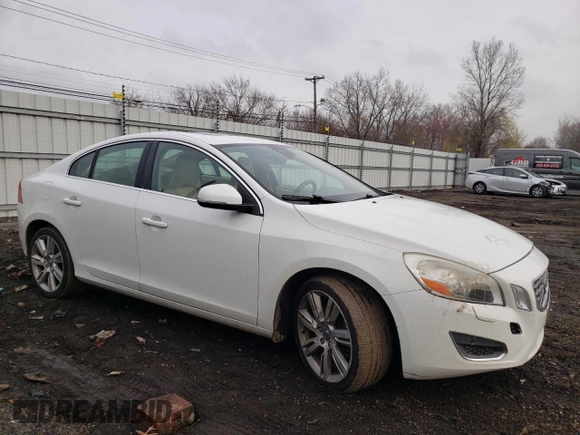 2013 Volvo S60 T6 R-Design Platinum with VIN YV1902FH2D2178884, listed as a Copart auction lot 51805655 with 141,878 mi miles and Salvage title. Bid and sale history available at DreamBid. Image 4.