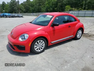 2018 Volkswagen Beetle S z VIN 3VWFD7AT6JM716736, wystawiony jako Copart lot #57263075 z przebiegiem 61 390 mil mil oraz Szkoda całkowita • Salvage title. Historia ofert i sprzedaży dostępna na DreamBid. Obrazek 1.