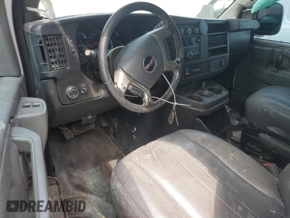 2017 GMC Savana Cargo z VIN 1GTW7AFF0H1338608, wystawiony jako Copart lot #52436585 z przebiegiem 162 749 mil mil oraz Szkoda całkowita • Salvage title. Historia ofert i sprzedaży dostępna na DreamBid. Obrazek 8.